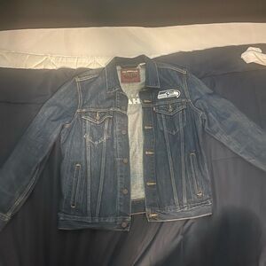 LEVI’S  like new Seattle Seahawks NFL Men’s Denim Trucker Jean Jacket Large
